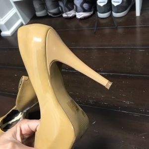 Jessica Simpson hills. Size 6.